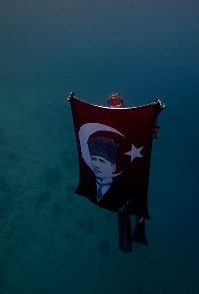Akyaka'da Cumhuriyet Bayramı'nı su altında kutladılar