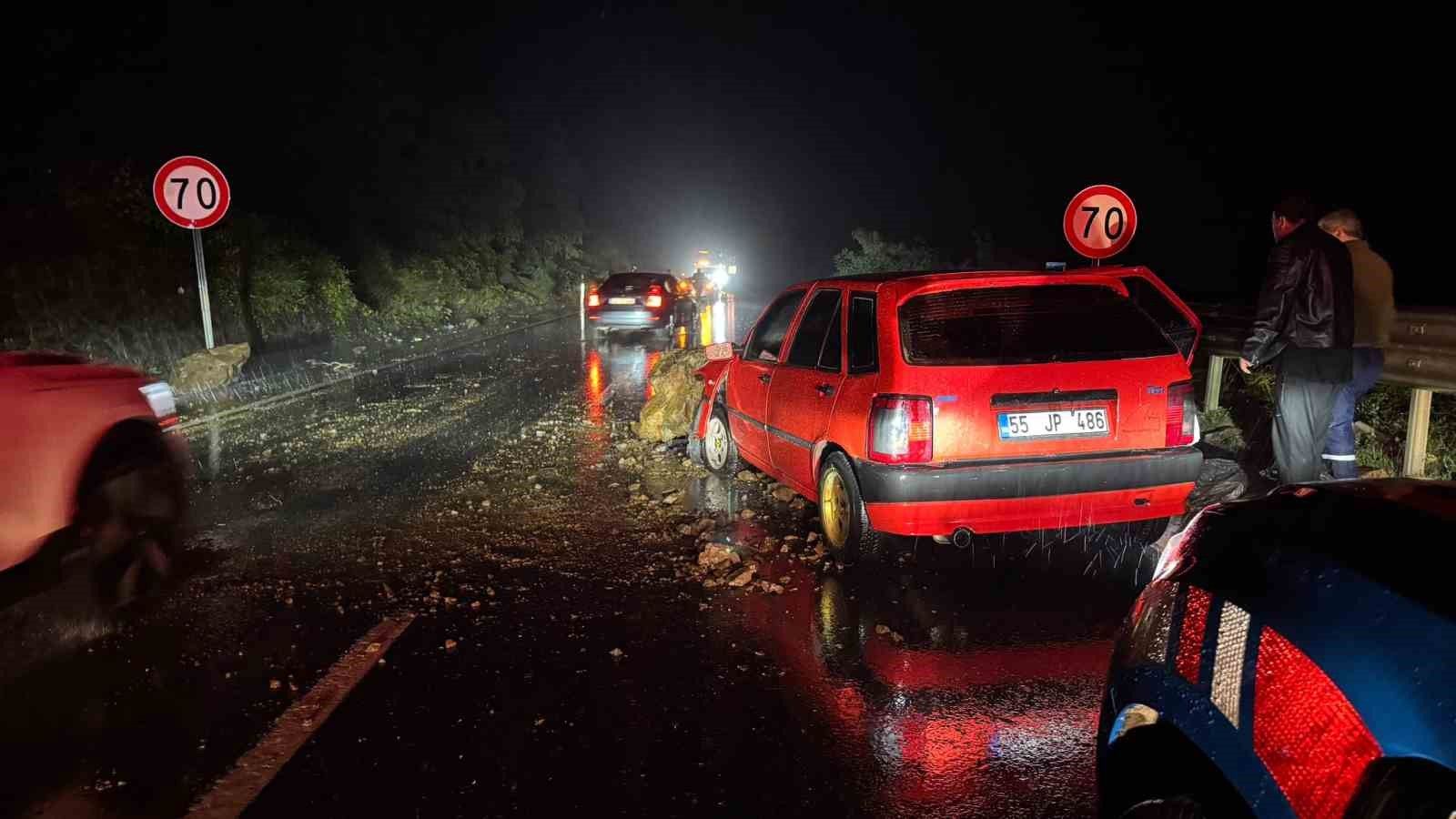Alaplı-Akçakoca yolunda kaya düştü, 2 otomobil hasar gördü