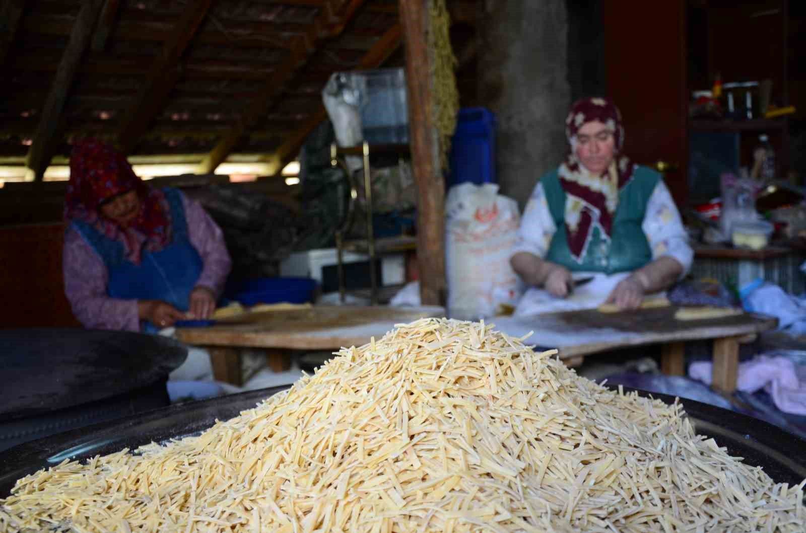 Antalya'da kadınların kış mesaisi: 120 yumurtayla 30 kilo erişte hazırlıyorlar