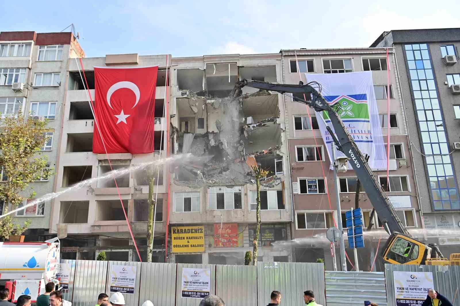 Bahçelievler'de kentsel dönüşüm kapsamında 6 bininci binanın yıkımı gerçekleştirildi
