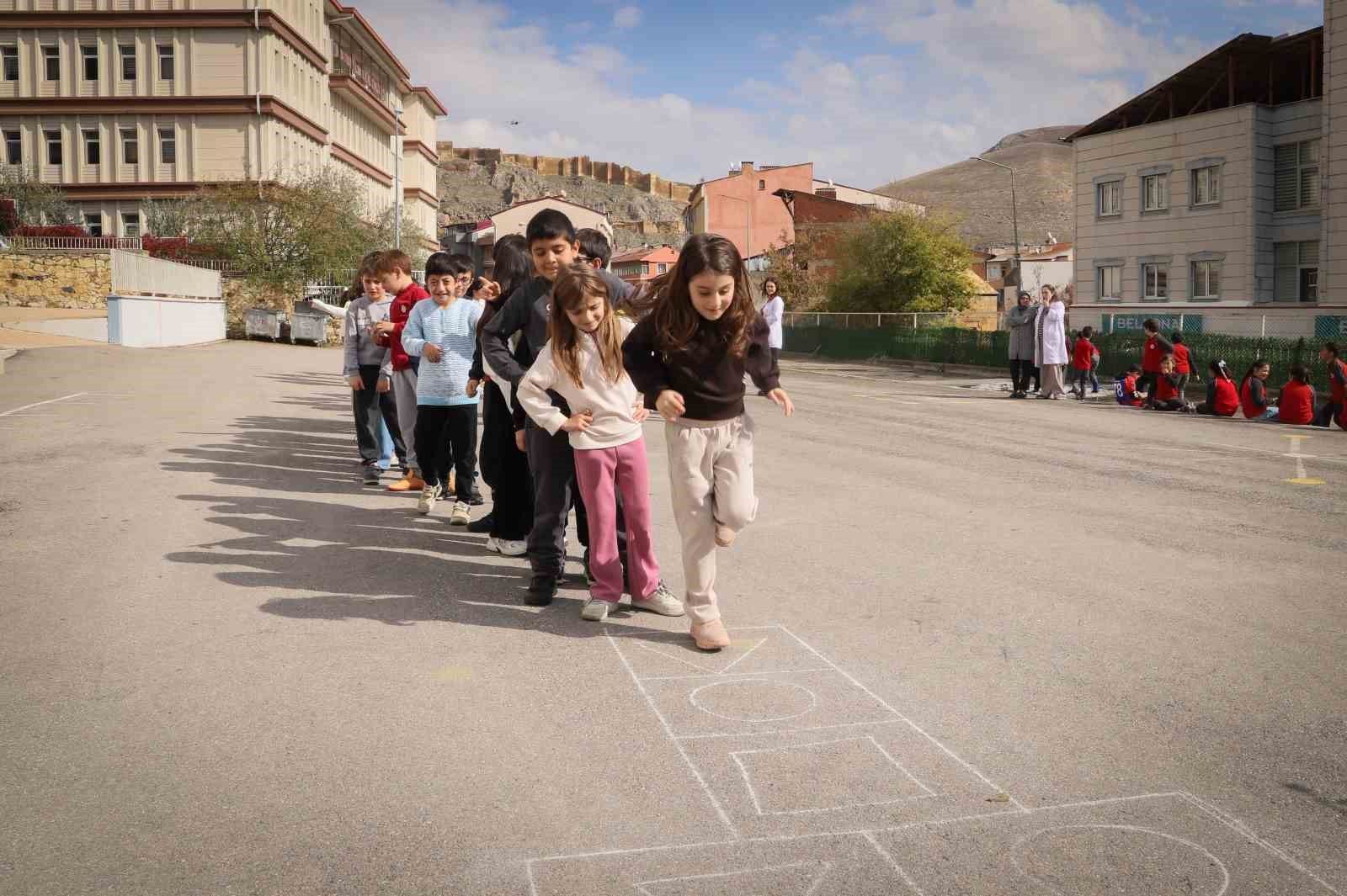Bayburt'ta öğrenciler oyunla öğreniyor
