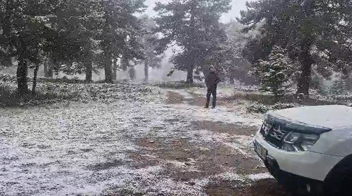 Bozüyük'e mevsimin ilk karı düştü