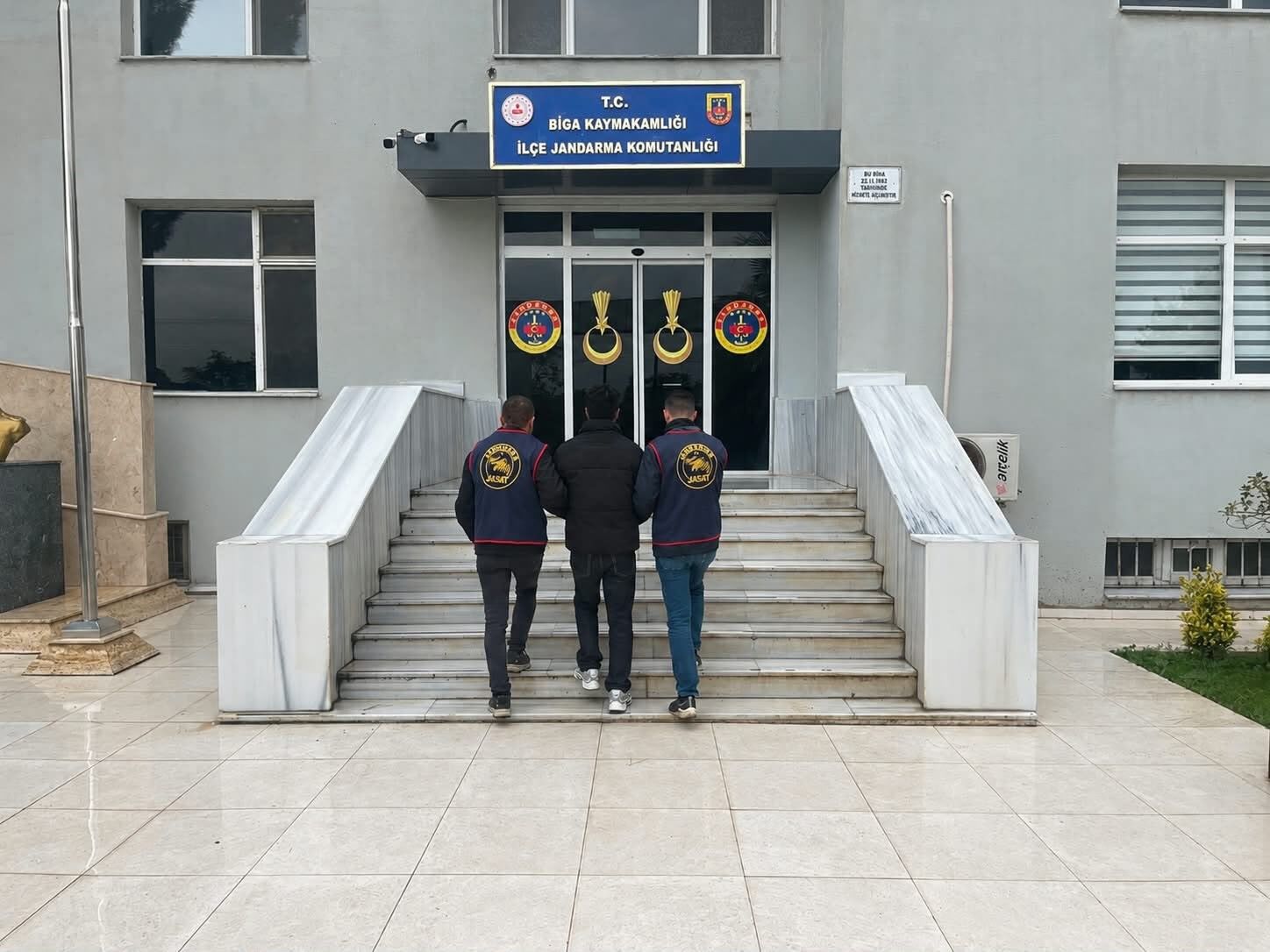 Çanakkale'de çeşitli suçlardan aranan 15 şüpheli tutuklandı