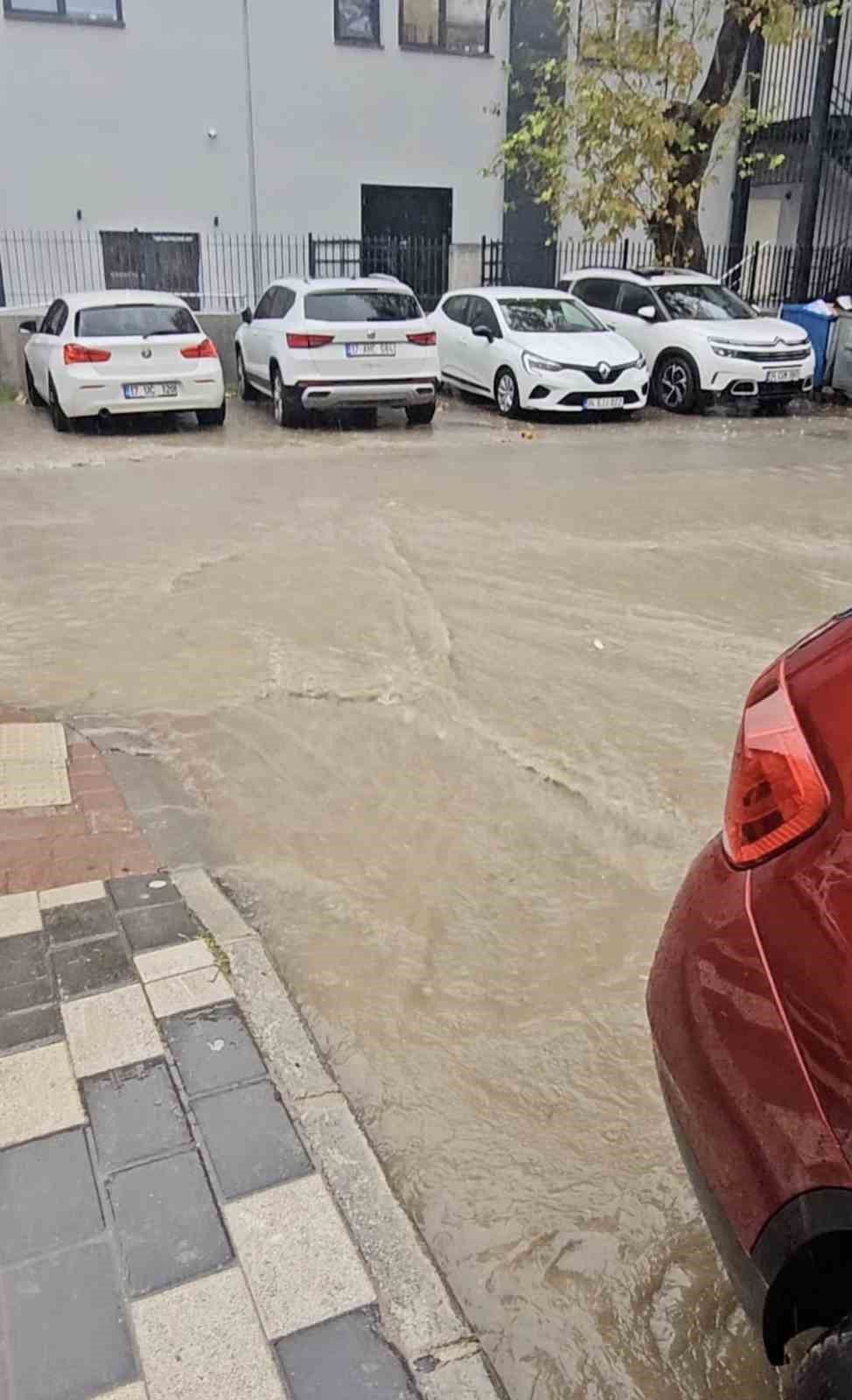 Çanakkale'de sağanak hayatı olumsuz etkiledi