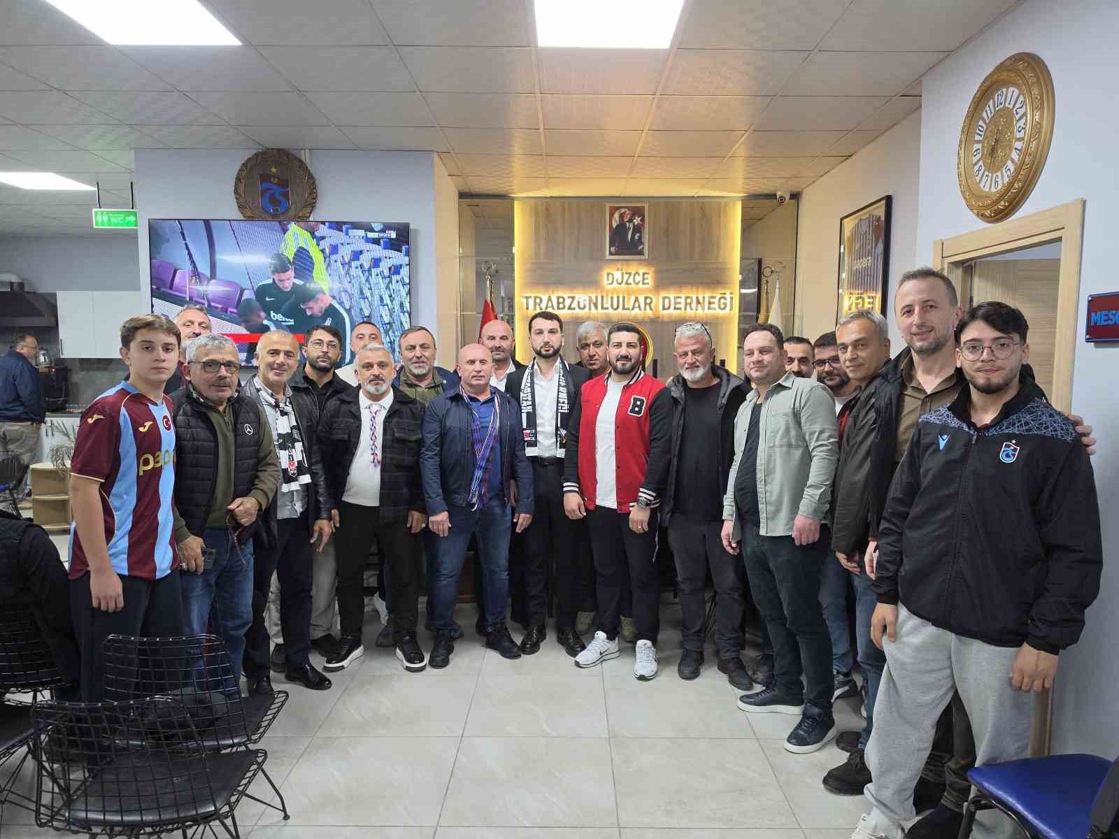 Düzce'de Beşiktaşlılar ve Trabzonsporlular, maçı birlikte izledi