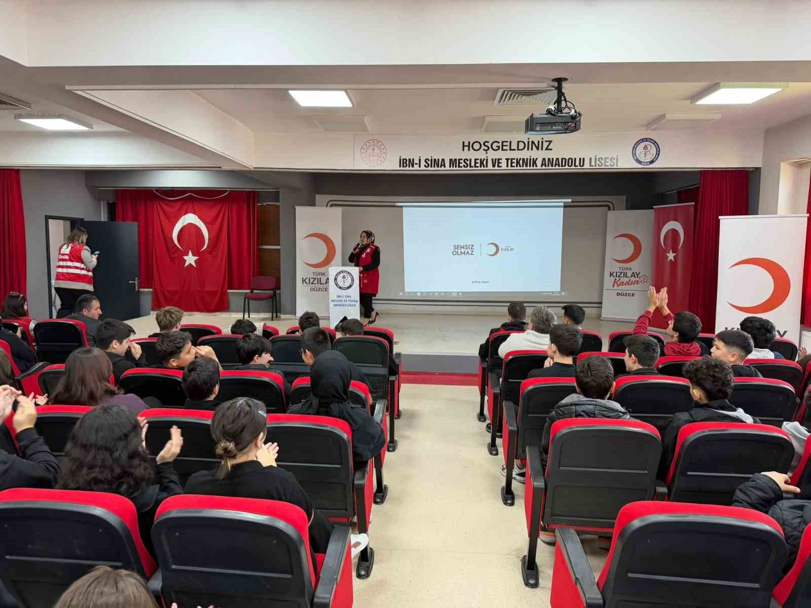 Düzce'de lise öğrencilerine Kızılay ve ilk yardım eğitimi verildi