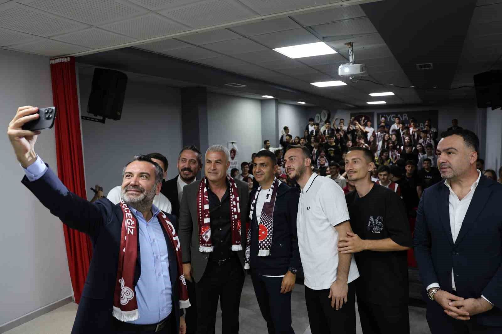 Elazığ'da tribünleri aratmayan okul buluşması: Meşale ve tezahüratlarla karşılandılar