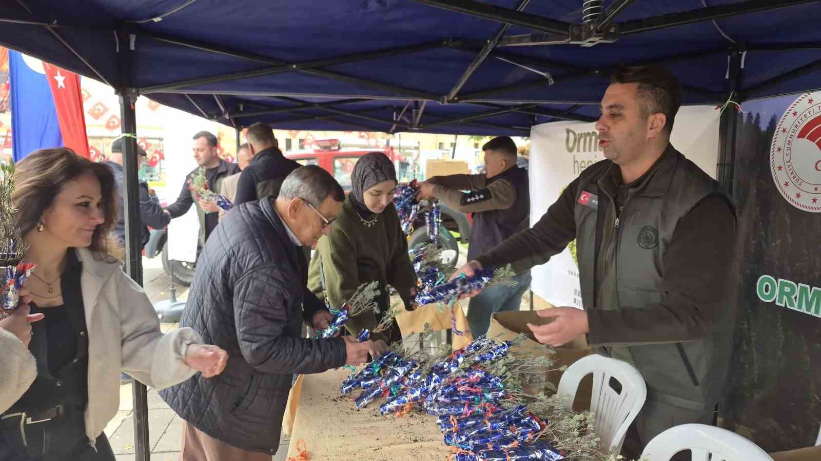 Eskişehir'de Cumhuriyet'in 103'üncü yılına özel bin 103 lavanta fidanı dağıtıldı