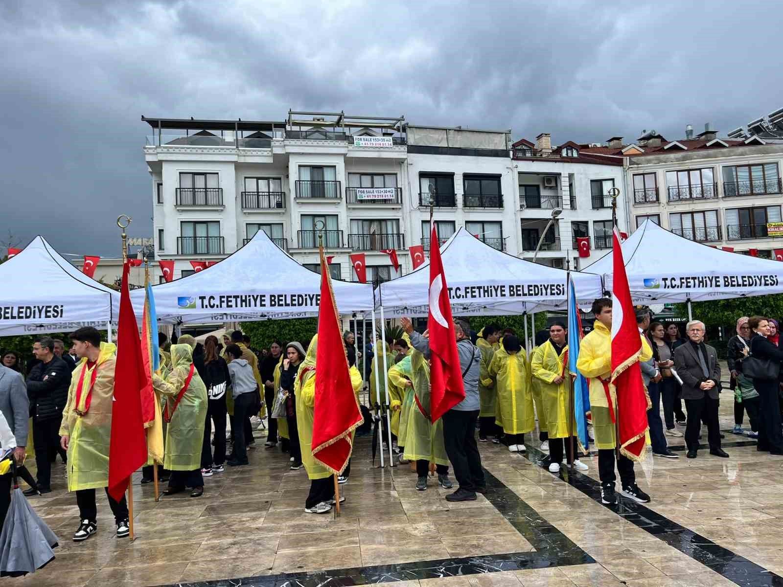 Fethiye'de Cumhuriyet Bayramı coşkusu çelenk sunma töreniyle başladı