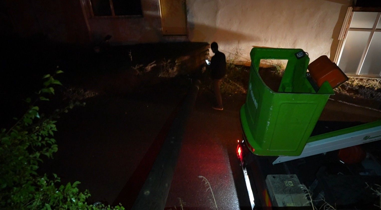 Gümüşhane'de elektrik direği 80 yaşındaki kadının evinin bahçesine devrildi