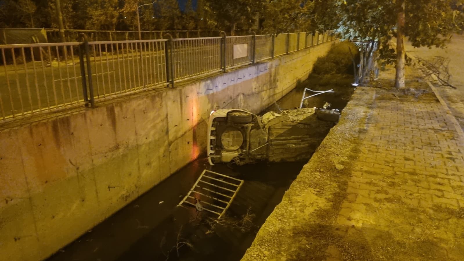 Kayseri'de otomobil kanala uçtu: 2 yaralı