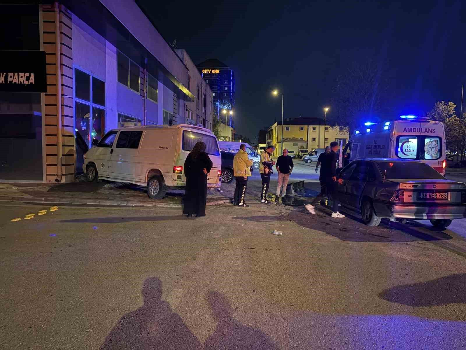 Kayseri'de otomobille çarpışan minibüs dükkana daldı: 2 yaralı