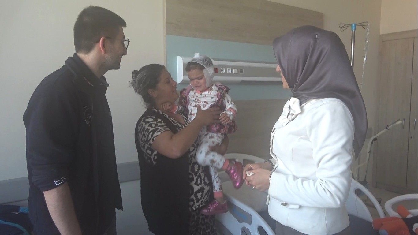 Kütahya'da ilk kez 2 buçuk yaşındaki bir çocuğa biyonik kulak ameliyatı yapıldı