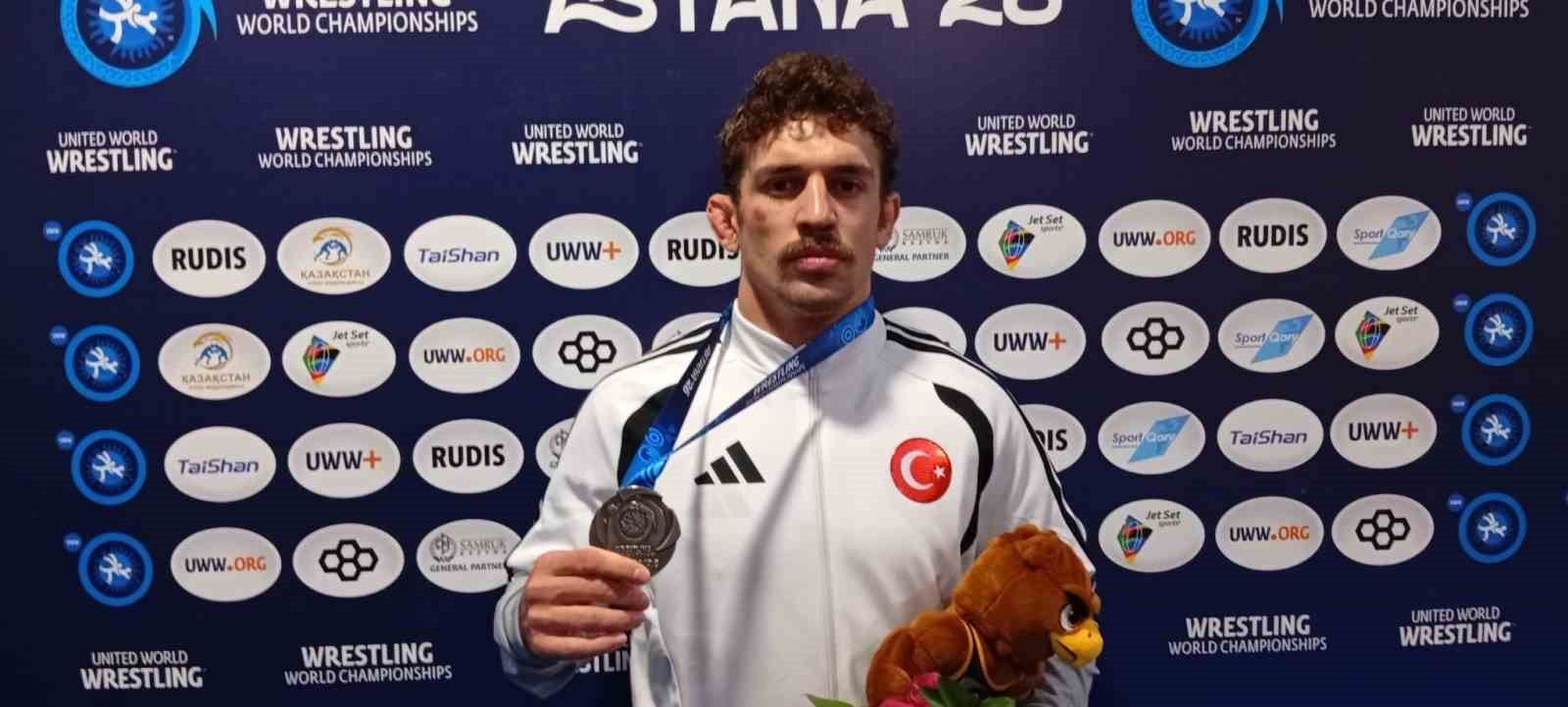 Milli güreşçi Yüksel Sarıçiçek dünya ikincisi oldu