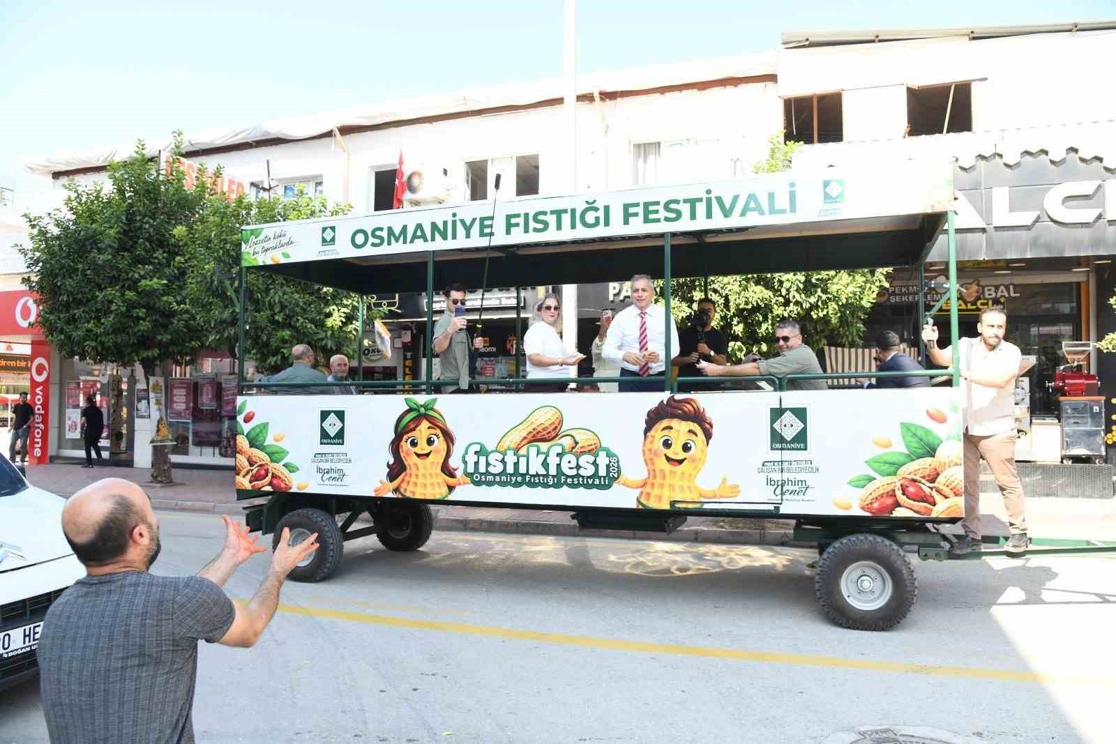 Osmaniye'de festival öncesi Başkan Çenet çiftçilerle fıstık hasadı yaptı