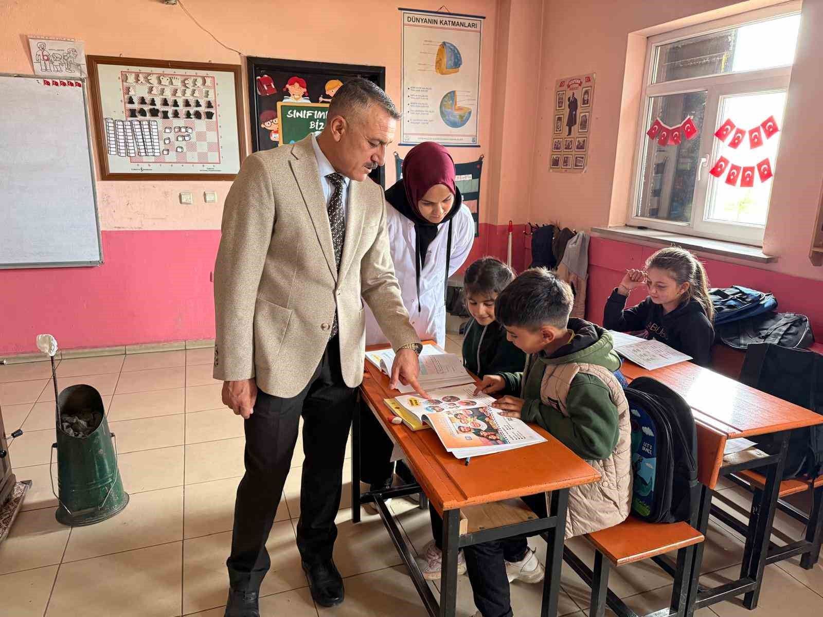 Patnos Gazeteciler Cemiyeti'nden öğrencilerine çanta ve kırtasiye desteği