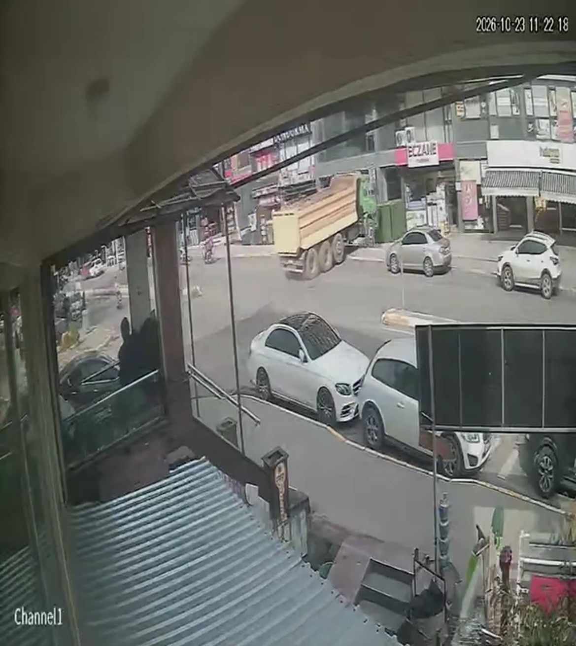 Pendik'te hafriyat kamyonunun eczaneye daldığı anlar kamerada