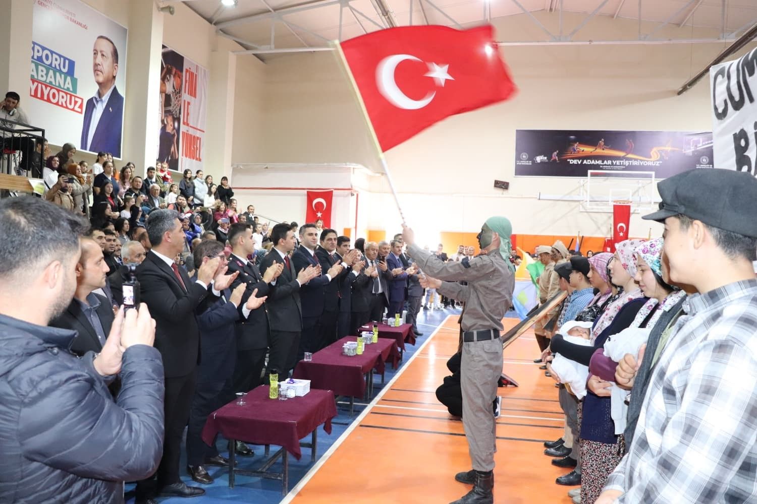 Selendi'de cumhuriyet coşkusu gençlik merkezine sığmadı