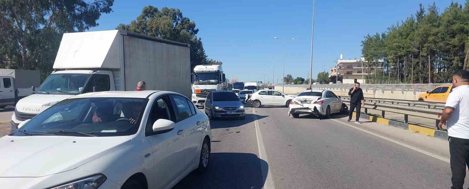 Serik'te 3 araçlı zincirleme kaza