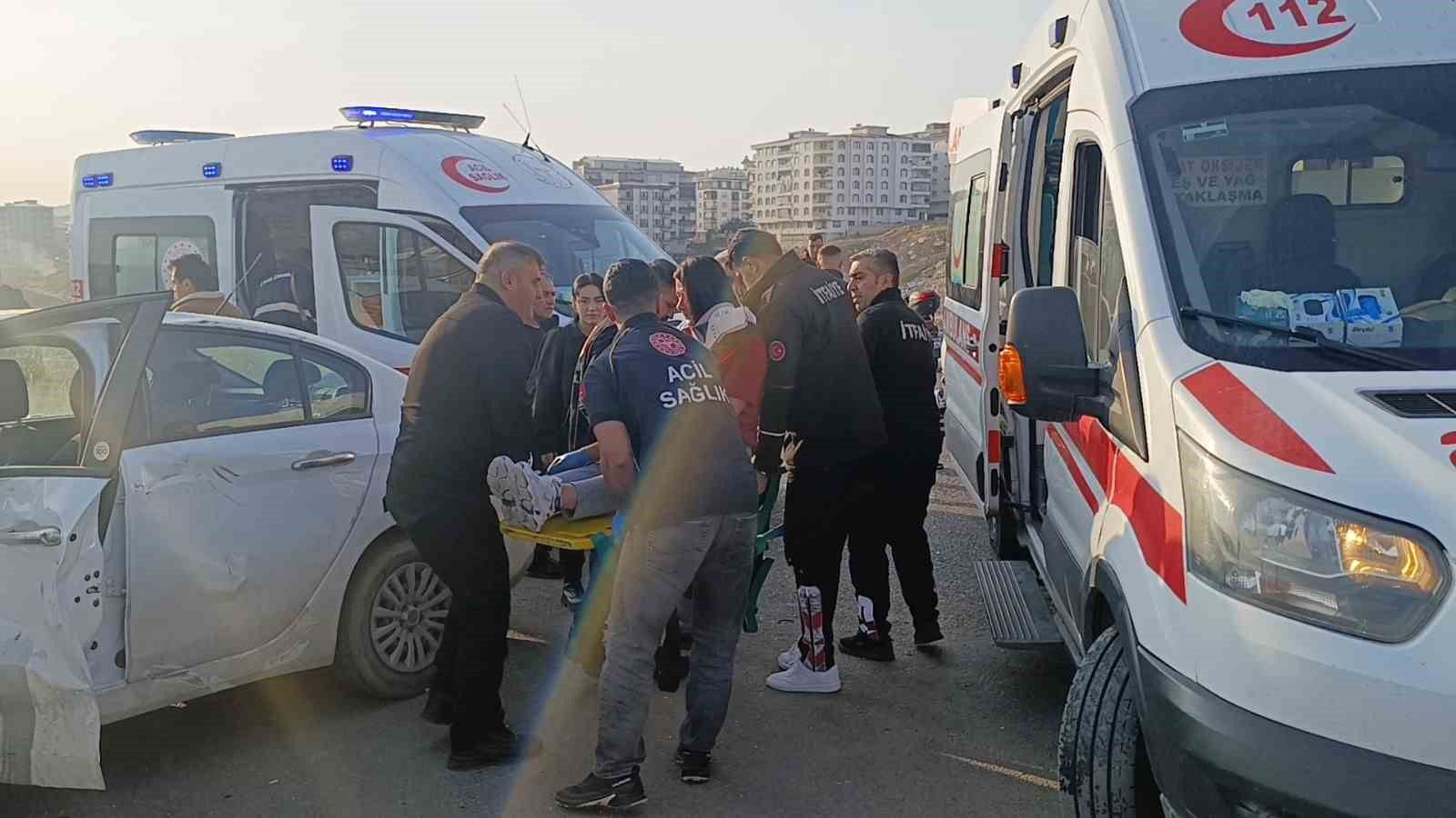 Siirt'te otomobil ile motosiklet çarpıştı: 2 yaralı