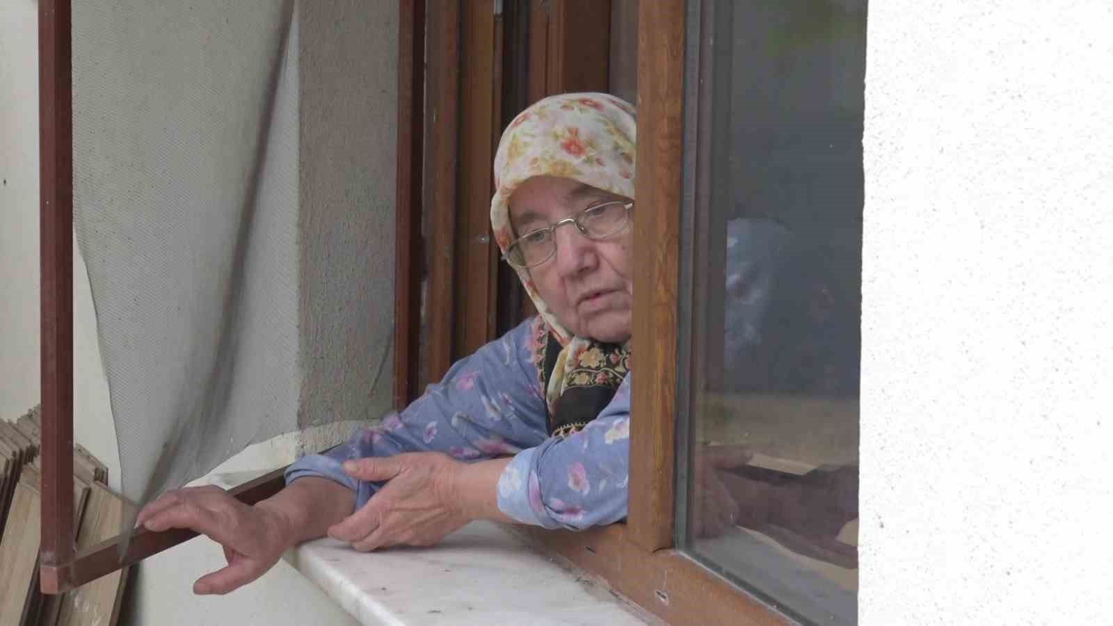 Şile'de evleri su bastı: 3 kardeş evde mahsur kaldı