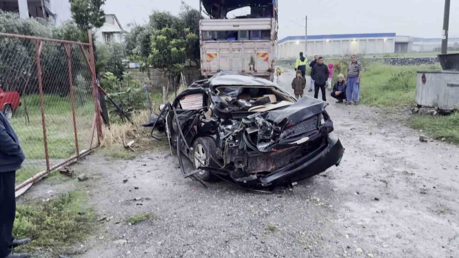 Trenin çarpmasıyla metrelerce sürüklenen otomobildeki anne öldü, oğlu yaralandı