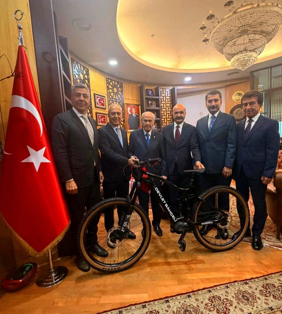 Türkiye Bisiklet Federasyonu heyetinden Devlet Bahçeli'ye ziyaret