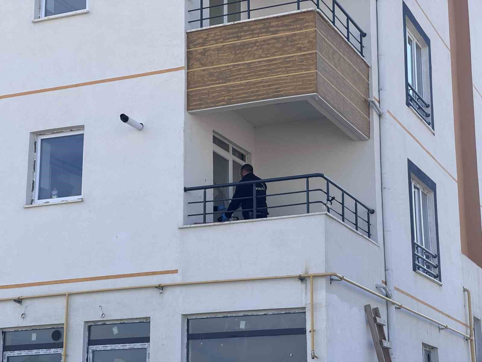 Uzaklaştırma kararı bitti eve merdivenle girdi