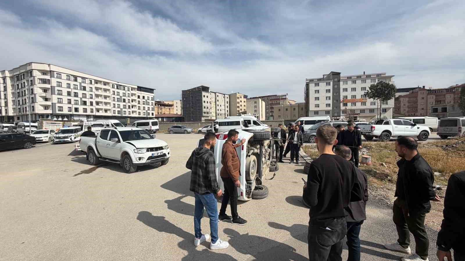 Yüksekova'da kamyonetle hafif ticari araç çarpıştı: 1 yaralı