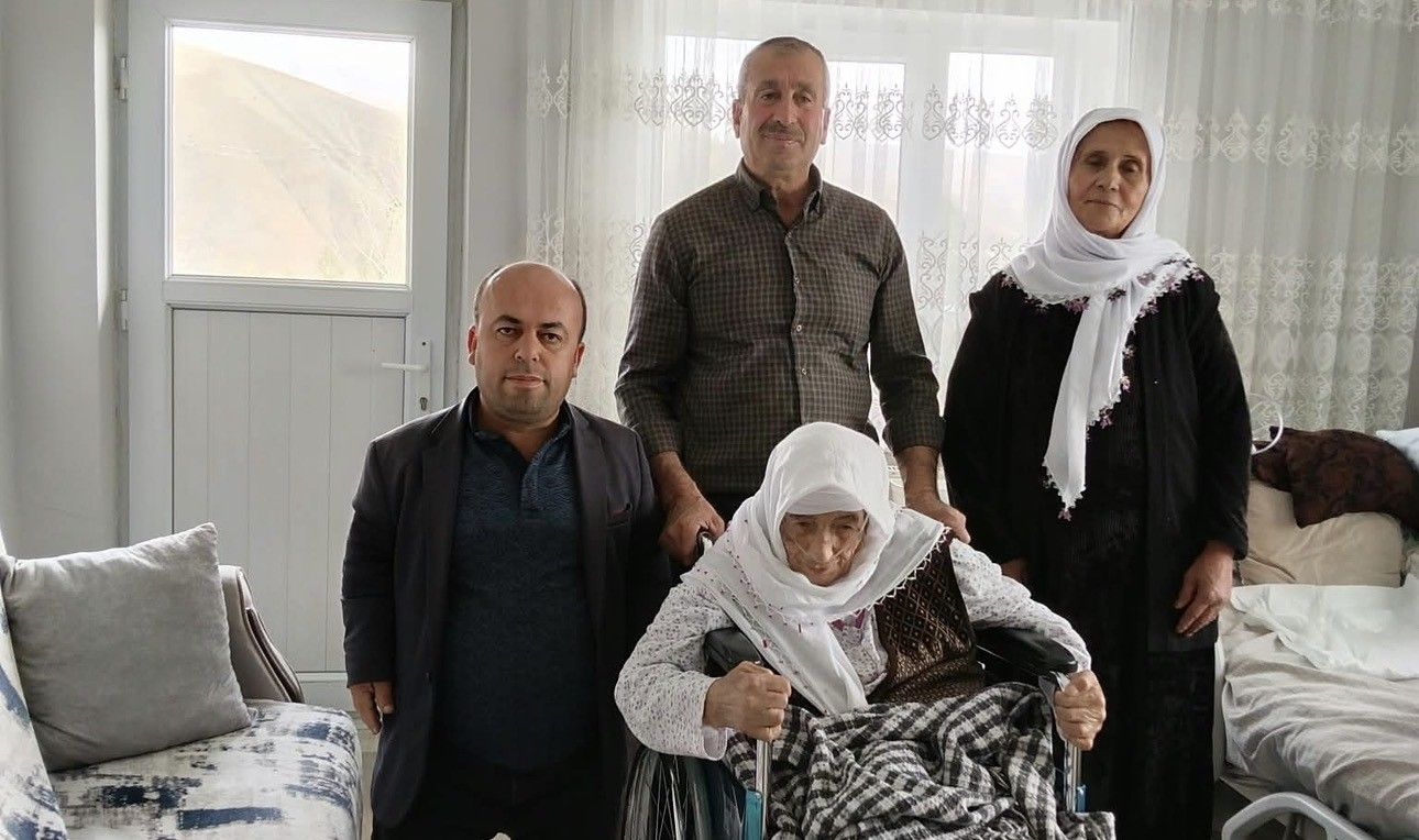 Yüksekova'da yüzleri güldüren yardım: Hatun Teyze tekerlekli sandalyesine kavuştu