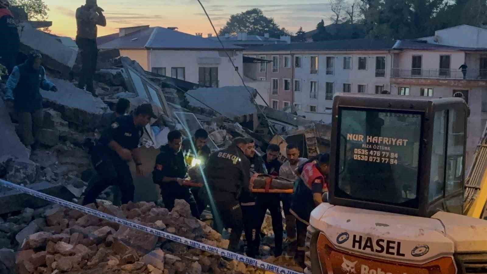 Zonguldak'ta 3 katlı bina çöktü: 1 kişi kurtarıldı, enkaz altındaki kişiyi kurtarma çalışmaları sürüyor